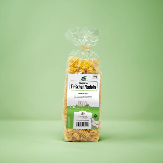 Frontalansicht von Hausmacher Frischei Radiatori Nudeln 250 Gramm in einer Plastiktüte mit Etikett.