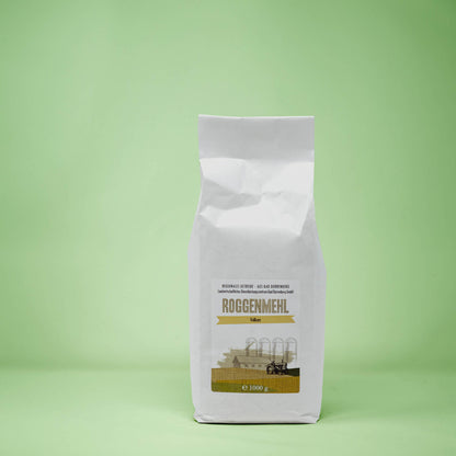 Frontalansicht von Roggenmehl Vollkorn 1 Kilogramm in einer Papiertüte mit Etikett.