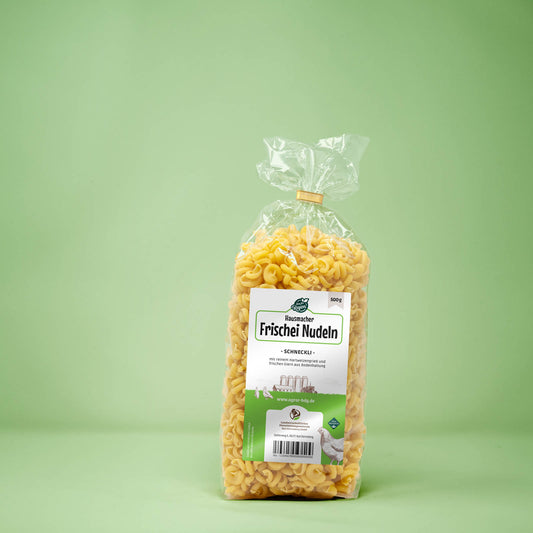 Frontalansicht von Hausmacher Frischei Schneckli Nudeln 500 Gramm in einer Plastiktüte mit Etikett.