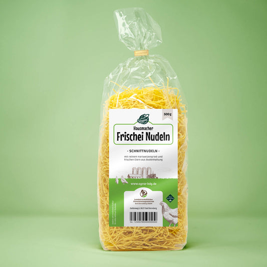 Frontalansicht von Hausmacher Frischei Schnittnudeln 500 Gramm in einer Plastiktüte mit Etikett.