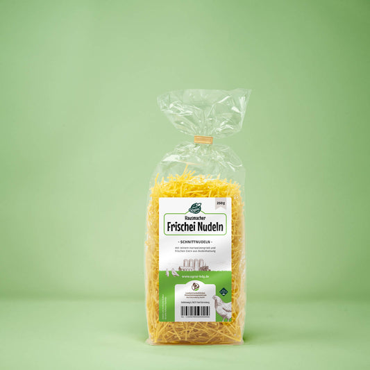 Frontalansicht von Hausmacher Frischei Schnittnudeln 250 Gramm in einer Plastiktüte mit Etikett.