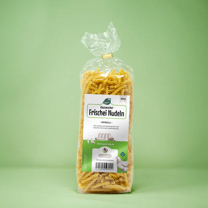 Frontalansicht von Hausmacher Frischei Spirelli 500 Gramm in einer Plastiktüte mit Etikett.