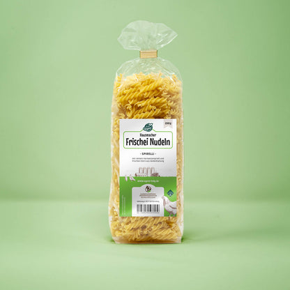 Frontalansicht von Hausmacher Frischei Spirelli 250 Gramm in einer Plastiktüte mit Etikett.