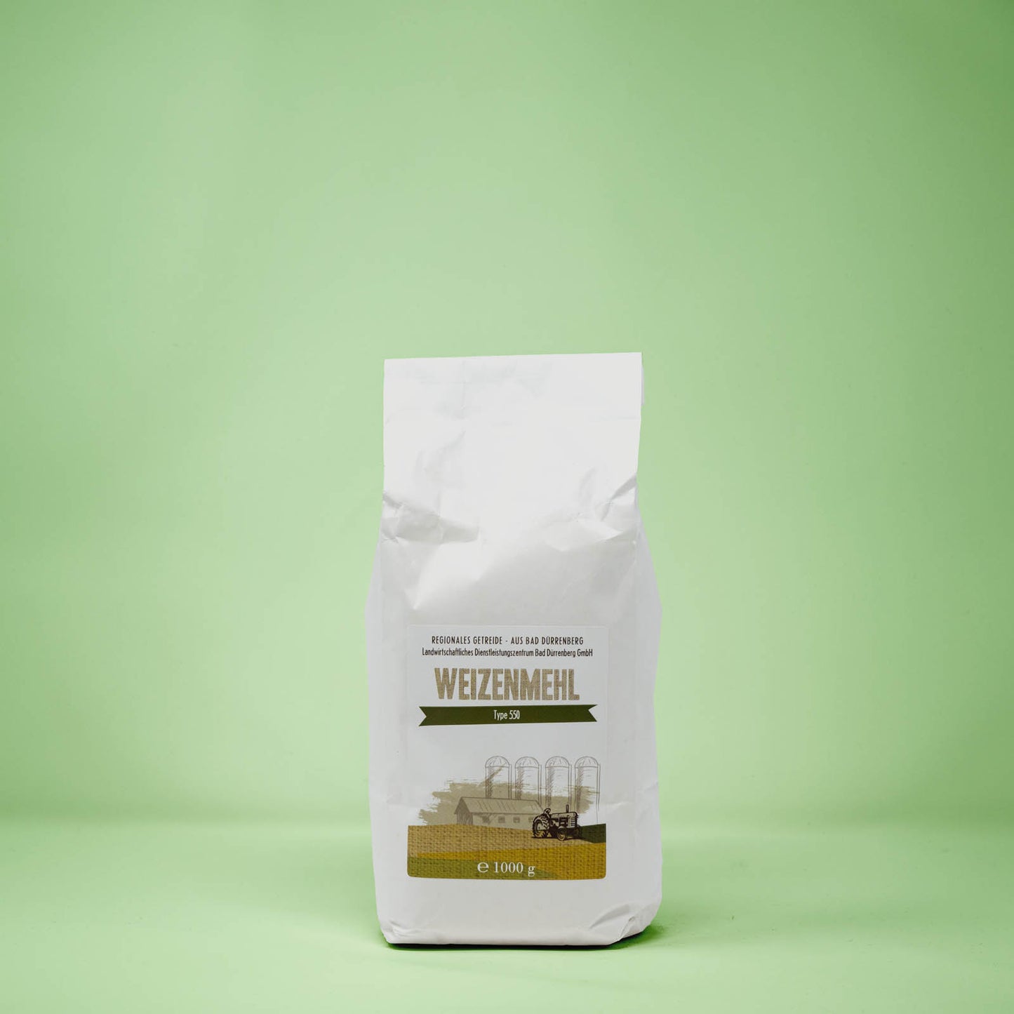 Frontalansicht von Weizenmehl Typ 550 1 Kilogramm in einer Papiertüte mit Etikett.