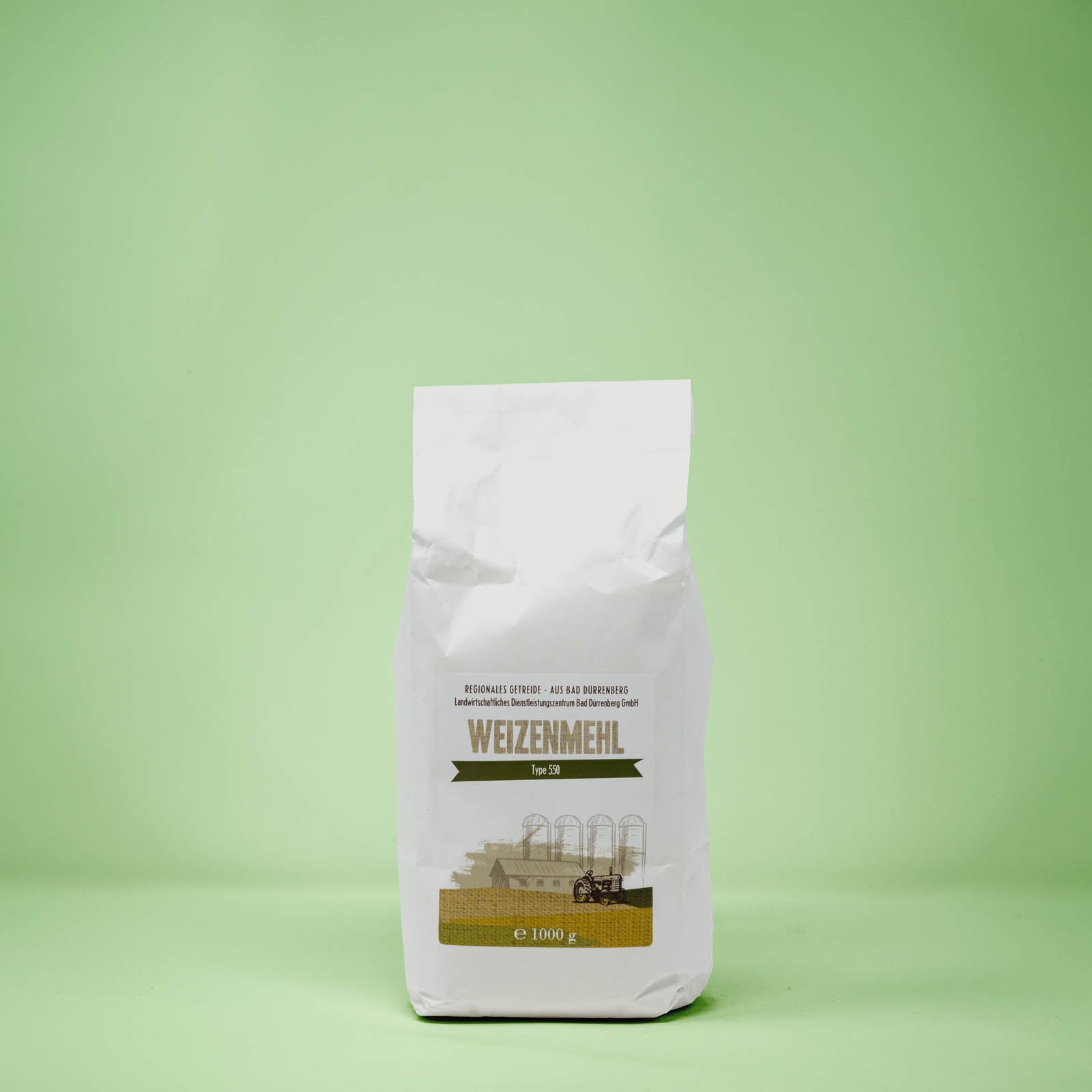 Frontalansicht von Weizenmehl Typ 550 1 Kilogramm in einer Papiertüte mit Etikett.