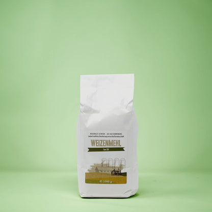Frontalansicht von Weizenmehl Typ 550 1 Kilogramm in einer Papiertüte mit Etikett.